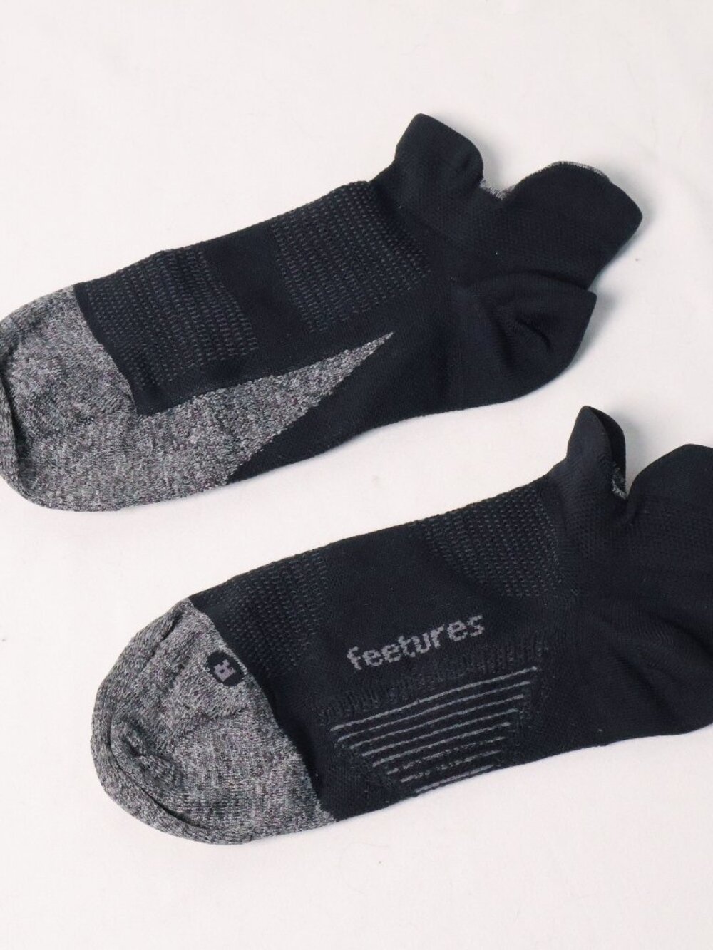 Feetures Ankle Socks Lightweight Running - Size M